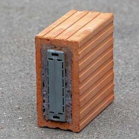 Gurtwicklerstein mit eingeschäumten Mauerkasten